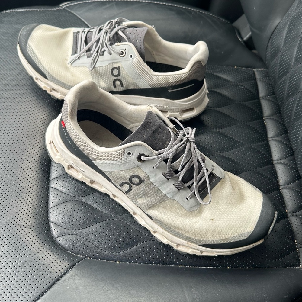 On cloud waterproof tennis shoes